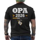 Herren Opa 2026 Loading Werdenden Opa Nachwuchs T-Shirt mit Rückendruck