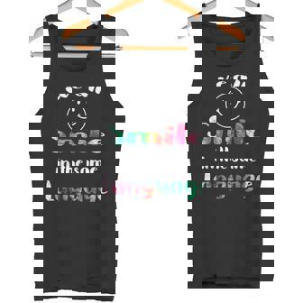We Allmile In Theame Language かわいい 平等 スマイル タンクトップ - Kawaiitshirt