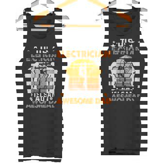 メンズ この電気屋さんは、すごいお父さん電気屋さんでもあります タンクトップ - Kawaiitshirt