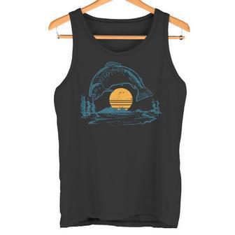 バスフィッシュ サンセットムーン ヴィンテージ 釣り フィッシャーマン アングラー ギフト タンクトップ - Kawaiitshirt