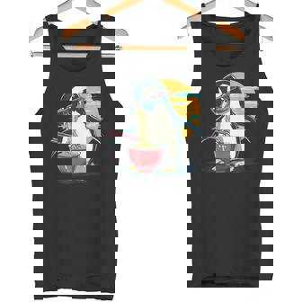 ペンギン食べる ラーメン サングラス アートワーク 和麺 タンクトップ - Kawaiitshirt