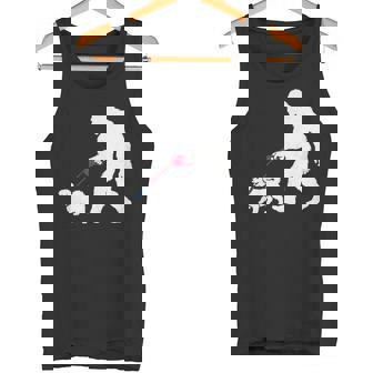 レトロ ビッグフット ウォーキング マルチーズ 犬 面白い サスカッチ 長袖tシャツ タンクトップ - Kawaiitshirt