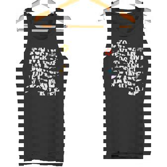 レトログルーヴィーなあなたは、決してあなたの中にあまりにも多くのデヴィンを持つことはできません タンクトップ - Kawaiitshirt