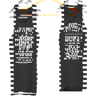 私の好きな娘が私にこのシャツをくれました。エスト2024娘 タンクトップ - Kawaiitshirt