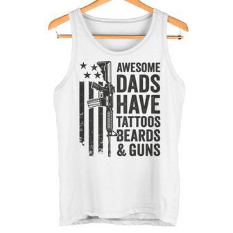 Awesome Dads Have Tattoos Beards & Guns Dad En La Parte Trasera Camiseta sin mangas - Regaloses