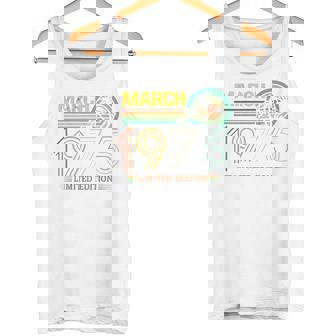 On Back- 1975年3月の誕生日 限定版 ヴィンテージ 51歳 タンクトップ - Kawaiitshirt