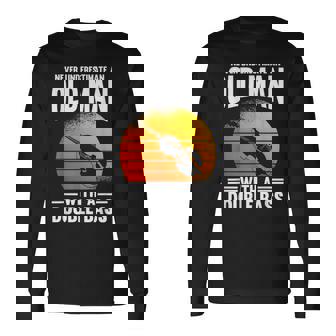 コントラバスの老人を過小評価しないでください 長袖Tシャツ - Kawaiitshirt