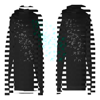 空と自然の鳥の群れ ツバメの空飛ぶ群れ 長袖Tシャツ - Kawaiitshirt