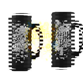 Buzzing Into 4 かわいい蜂 4歳の誕生日パーティーデザイン コーヒーマグ - Kawaiitshirt