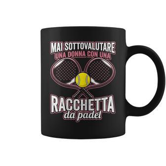 Donna Maiottovalutare Una Donna Con Una Racchetta Da Padel Tazze - Novitaregali