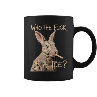 Who The F_Ck Is Alice Divertido Conejo Humor Gráfico Cuello Taza de café - Regaloses