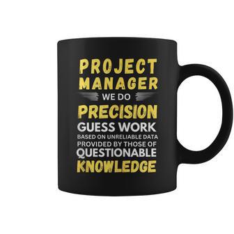 Gerente De Proyecto Hacemos Trabajo De Precisión In Mangas Taza de café - Regaloses