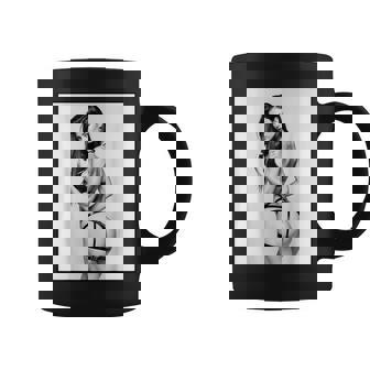 Hot Girl On 男性用 セクシー ブルネット ピンナップガール B&W コーヒーマグ - Kawaiitshirt