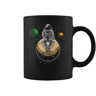 L'astronaute Est Assisur La Lune Dans Les Planètes Tasse - Cadeauxyz