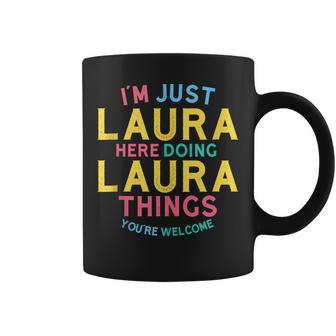 Laura Aquí Haciendo Laura Cosas Laura Nombre In Mangas Taza de café - Regaloses