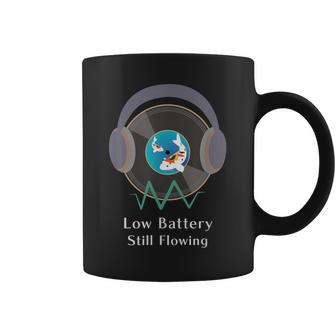 Low Batterytill Flowing 錦鯉 音楽 ヘッドホン 和風 低電力 共感 デザイン コーヒーマグ - Kawaiitshirt