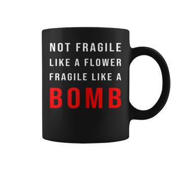 No Frágil Como Una Flor Frágil Como Una Bomba In Mangas Taza de café - Regaloses