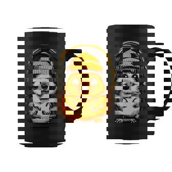 かわいいハリネズミ、ビーニーとヘッドフォン、居心地の良い音楽愛好家。 長袖tシャツ コーヒーマグ - Kawaiitshirt