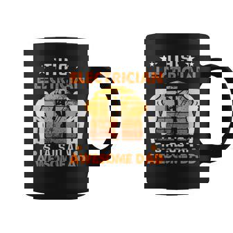 メンズ この電気屋さんは、すごいお父さん電気屋さんでもあります コーヒーマグ - Kawaiitshirt