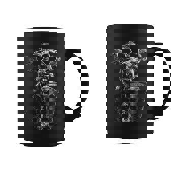 クール 牛 飲む アイスコーヒー 面白い 動物 ミーム Y2k グランジ コーヒーマグ - Kawaiitshirt