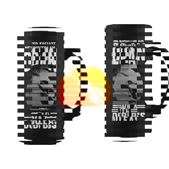 コントラバスの老人を過小評価しないでください コーヒーマグ - Kawaiitshirt