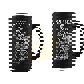 スマートフォン付きトイレのスケルトン ゴシックユーモア コーヒーマグ - Kawaiitshirt