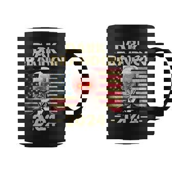 ダークブランドン・バイデン 2024 レトロフラッグ Usa ファニー ジョー・バイデン コーヒーマグ - Kawaiitshirt