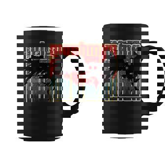 レトロモスマン-オリジナルのウェストバージニアクリプティッドアートワーク コーヒーマグ - Kawaiitshirt