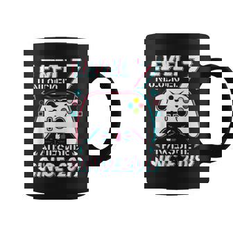 レベル 7 アンロック ビデオゲーム 7歳の誕生日 7歳の男の子 コーヒーマグ - Kawaiitshirt