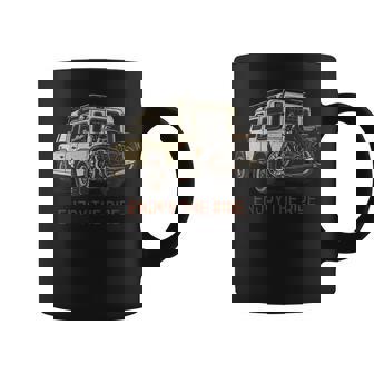 ヴィンテージ オフロード アドベンチャー ロードトリップ バイク イラストレーション コーヒーマグ - Kawaiitshirt