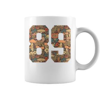 89 ナンバー コテージコア マッシュルーム レトロ フラワー裏側に コーヒーマグ - Kawaiitshirt