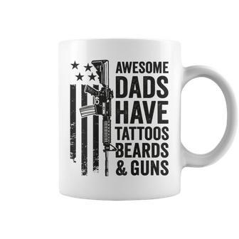 Awesome Dads Have Tattoos Beards & Guns Dad En La Parte Trasera Taza de café - Regaloses