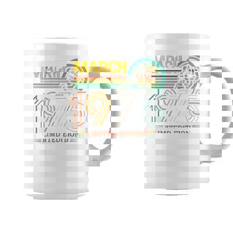 On Back- 1975年3月の誕生日 限定版 ヴィンテージ 51歳 コーヒーマグ - Kawaiitshirt