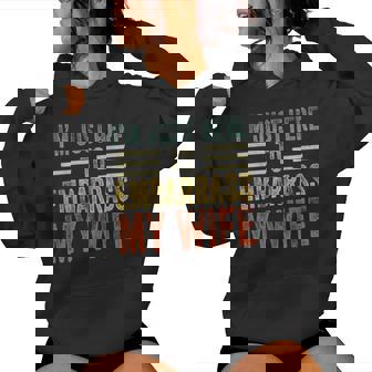 I'm Just Here To Embarrass My Wife Husband Joke Women Hoodie | Seseable FR