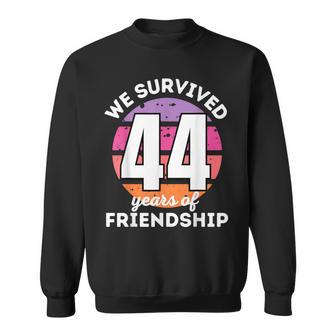 Celebrating 44 Years Of Friendship 面白いグループマッチング スウェットシャツ - Kawaiitshirt