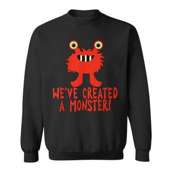 Nous Avons Créé Un Monstre Avec Un Monstre Rouge Amusant Sweater e - Cadeauxyz