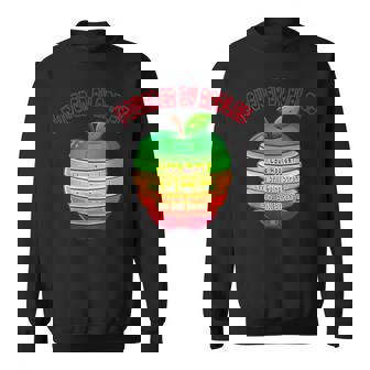 「Powered By Apples（リンゴの力）」リンゴ スライス 充電 バッテリー 残量 おもしろみ 可愛い スウェットシャツ - Kawaiitshirt