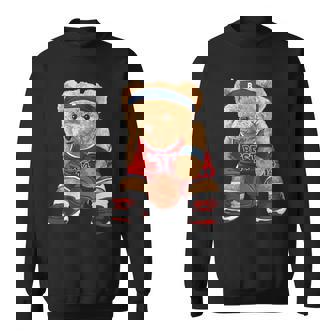 クールなテディベアがバスケットボールのイラストグラフィックデザインを演じます。 スウェットシャツ - Kawaiitshirt