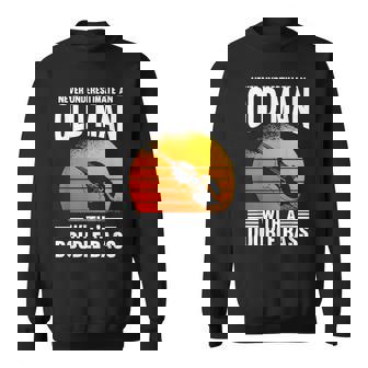 コントラバスの老人を過小評価しないでください スウェットシャツ - Kawaiitshirt