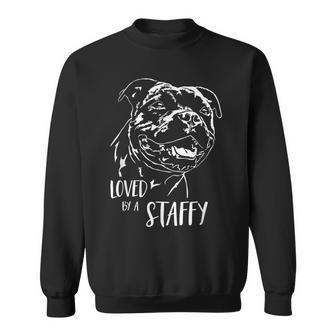 スタッフォードシャー・ブル・テリア 愛されるスタッフィー・ドッグのことわざ スウェットシャツ - Kawaiitshirt