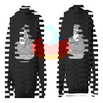 ドーナツに喰われるサメ さめ かわいい ゆるい イラスト シュール おもしろ 鮫 シャーク スウェットシャツ - Kawaiitshirt