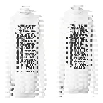 Awesome Dads Have Tattoos Beards & Guns Dad En La Parte Trasera Camisa de entrenamiento - Regaloses