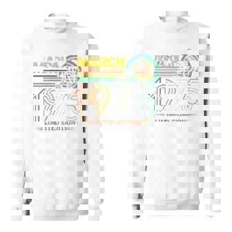 On Back- 1975年3月の誕生日 限定版 ヴィンテージ 51歳 スウェットシャツ - Kawaiitshirt