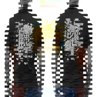 Buzzing Into 4 かわいい蜂 4歳の誕生日パーティーデザイン メンズTシャツ バックプリント - Kawaiitshirt