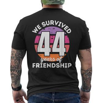 Celebrating 44 Years Of Friendship 面白いグループマッチング メンズTシャツ バックプリント - Kawaiitshirt