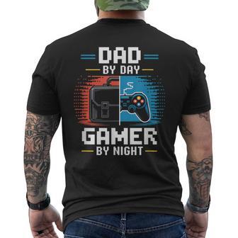 Dad By Day Gamer By Night Cool Festa Del Papà Papà Festa Del Papà T-shirt da uomo con stampa posteriore - Novitaregali
