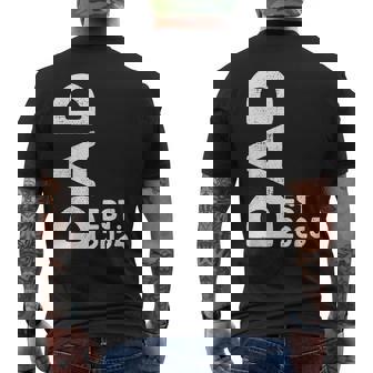 Dad Est 2025 Papa 2025 Wurde Zumater 25 Befördert Neuer Papa 2025 T-Shirt mit Rückendruck - Geschenkecke