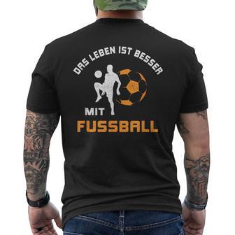 Das Leben Ist Besser Mit Fußball Team Fußballerpruch T-Shirt mit Rückendruck - Seseable