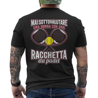 Donna Maiottovalutare Una Donna Con Una Racchetta Da Padel T-shirt da uomo con stampa posteriore - Novitaregali