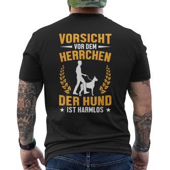 Hundebesitzerorsichtor Dem Herrchen Der Hund Ist Harmlos T-Shirt mit Rückendruck - Seseable